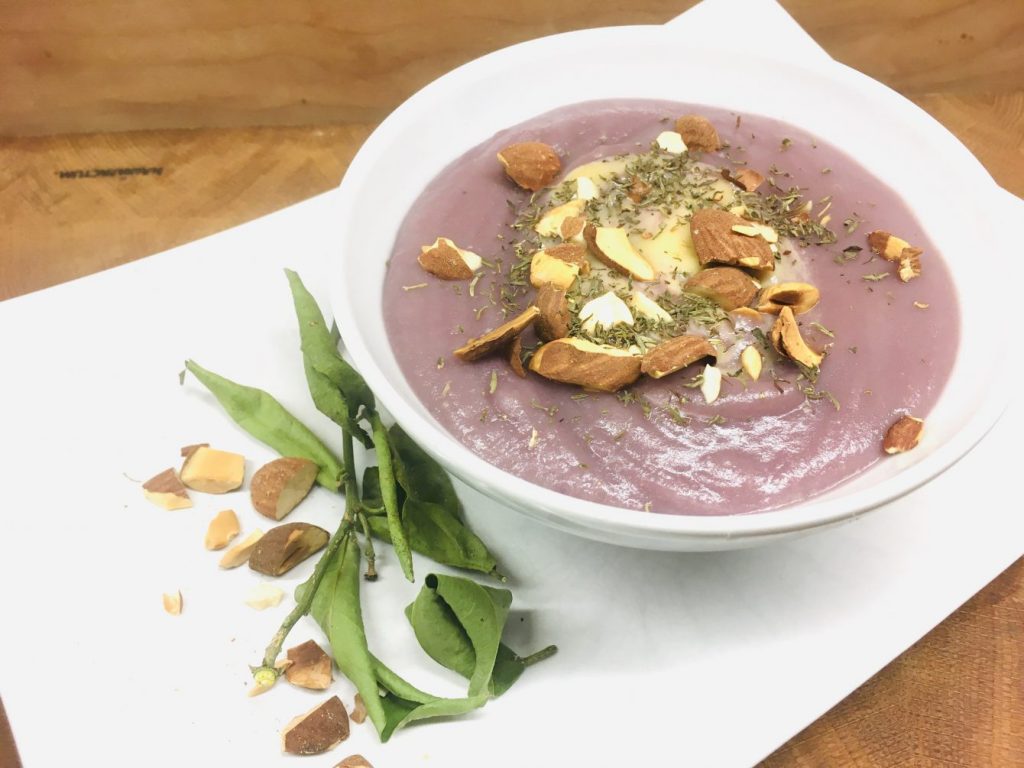 Purple Pastinaken Birnen Suppe mit Lila Kartoffeln