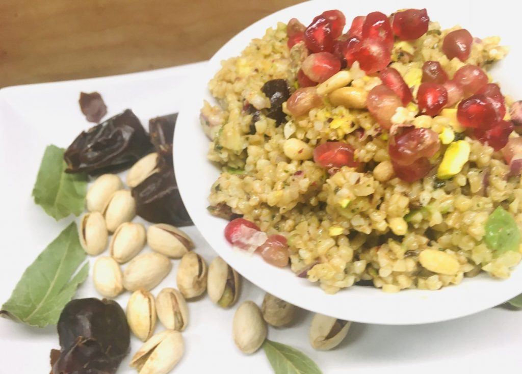 Bulgur Salat mit Avocado, Datteln und Pistazien