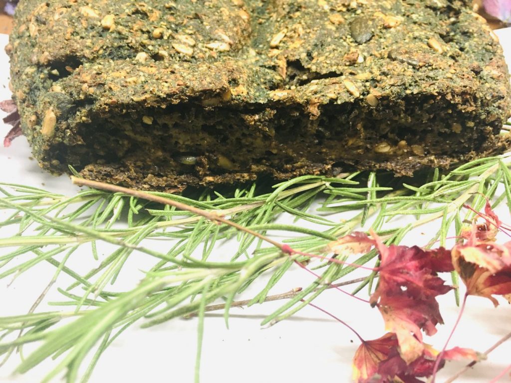 Sellerie Hanf Brot mit Sonnenblumenkernen