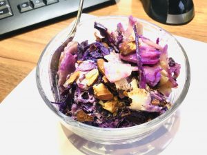 Rotkohl Birnen Salat mit Mandel Miso Dressing