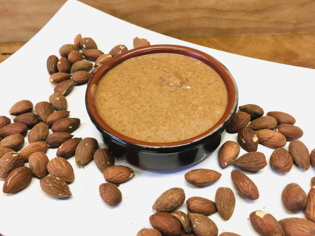 Braunes Mandelmus aus rohen oder gerösteten Mandeln