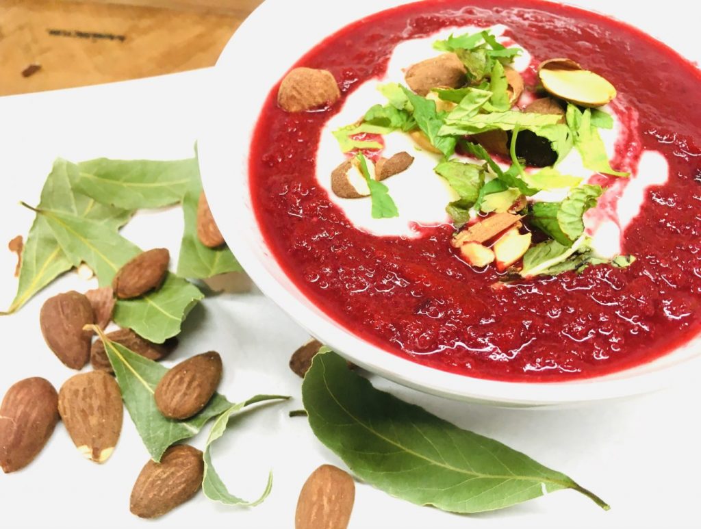 Rote Bete Lauch Suppe mit Apfel und Cashew Creme