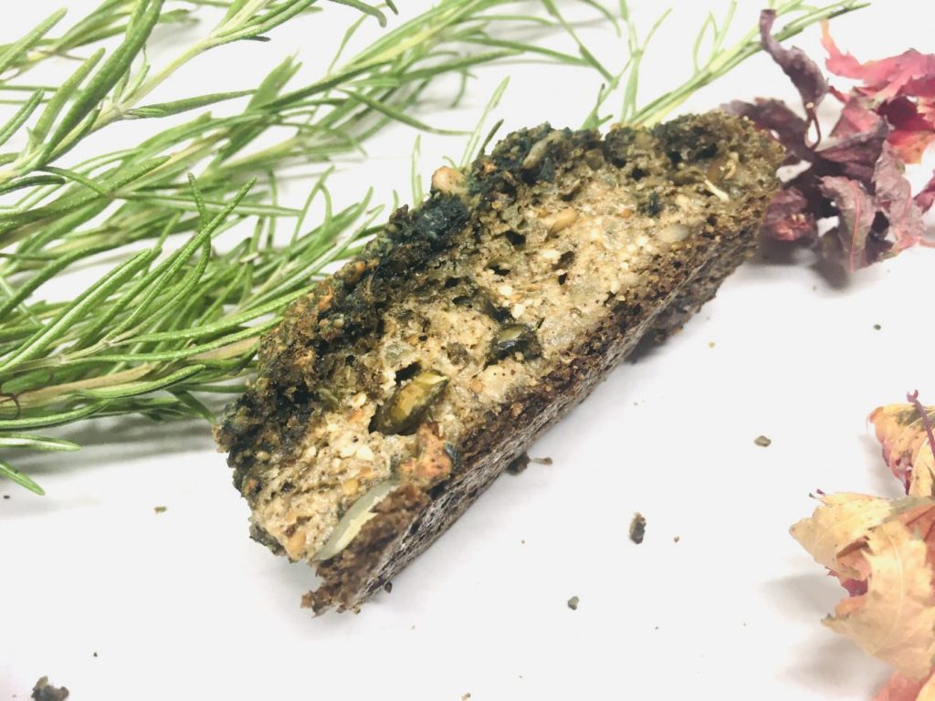 Sellerie Hanf Brot mit Sonnenblumenkernen