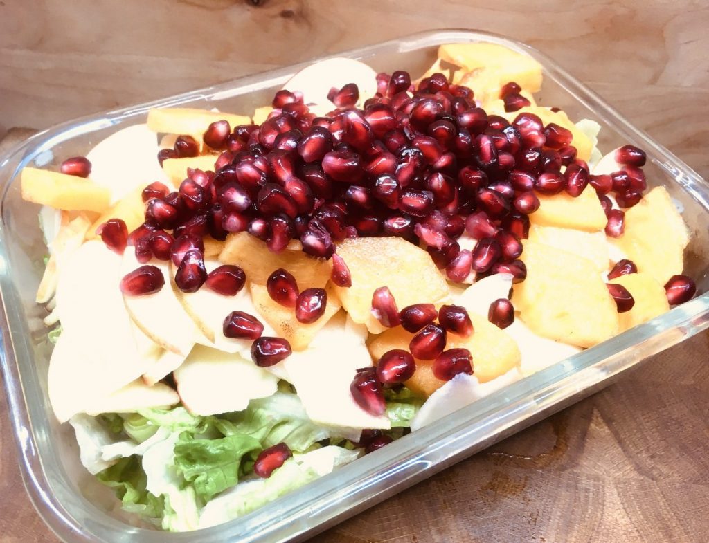 Römer Salat mit Kaki, Apfel, Walnüssen und Granatapfelkernen