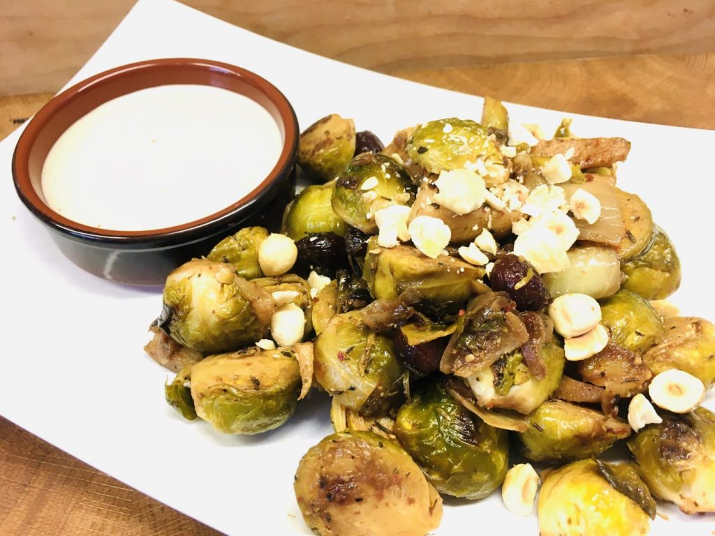 Gerösteter Rosenkohl mit Birnen und Tahini Sauce