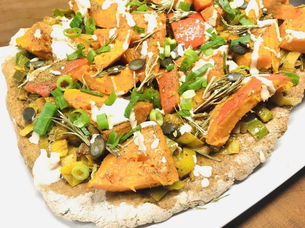 Rustikale Kürbis Lauch Pizza aus Buchweizen-Teig