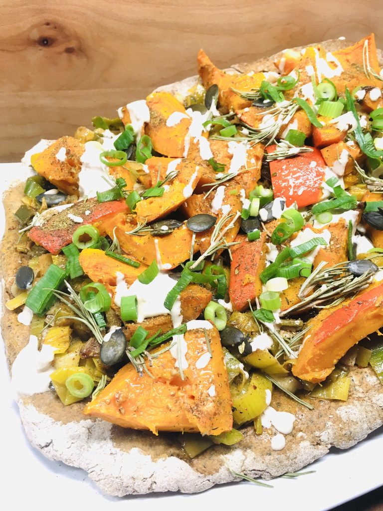 Rustikale Kürbis Lauch Pizza aus Buchweizen-Teig