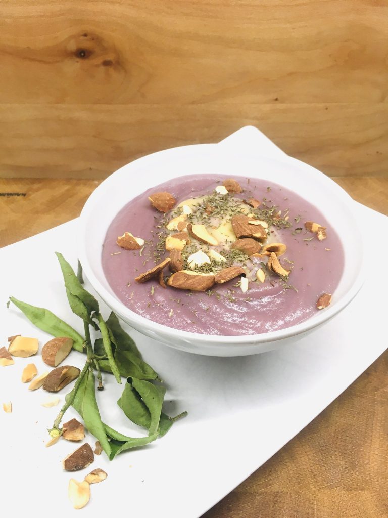 Purple Pastinaken Birnen Suppe mit Lila Kartoffeln