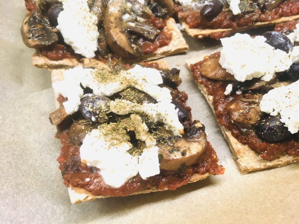 Buchweizen Pizza mit Tomaten Dattel Sauce und marinierten Champignons 