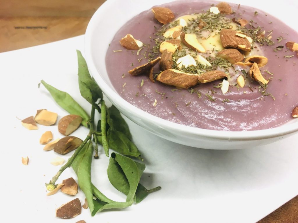 Purple Pastinaken Birnen Suppe mit Lila Kartoffeln