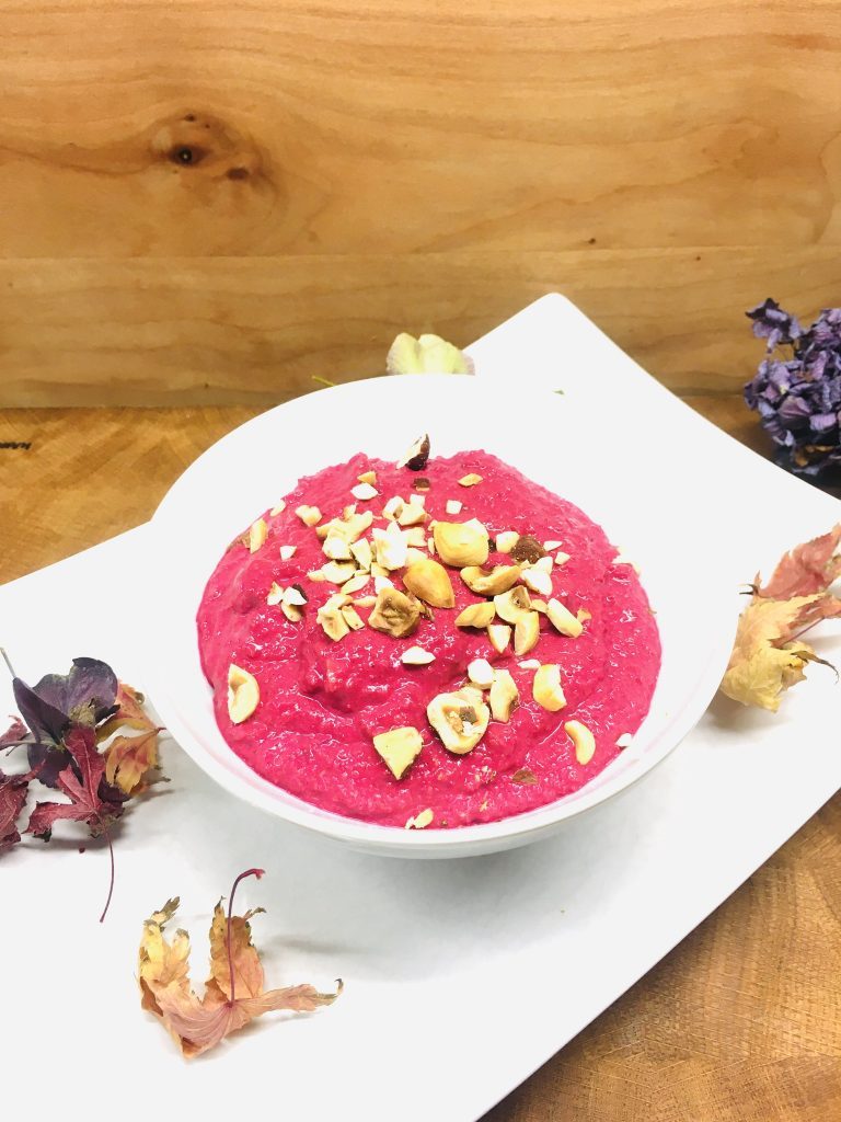 Pink Hummus: Rote Bete Hummus mit Haselnüssen