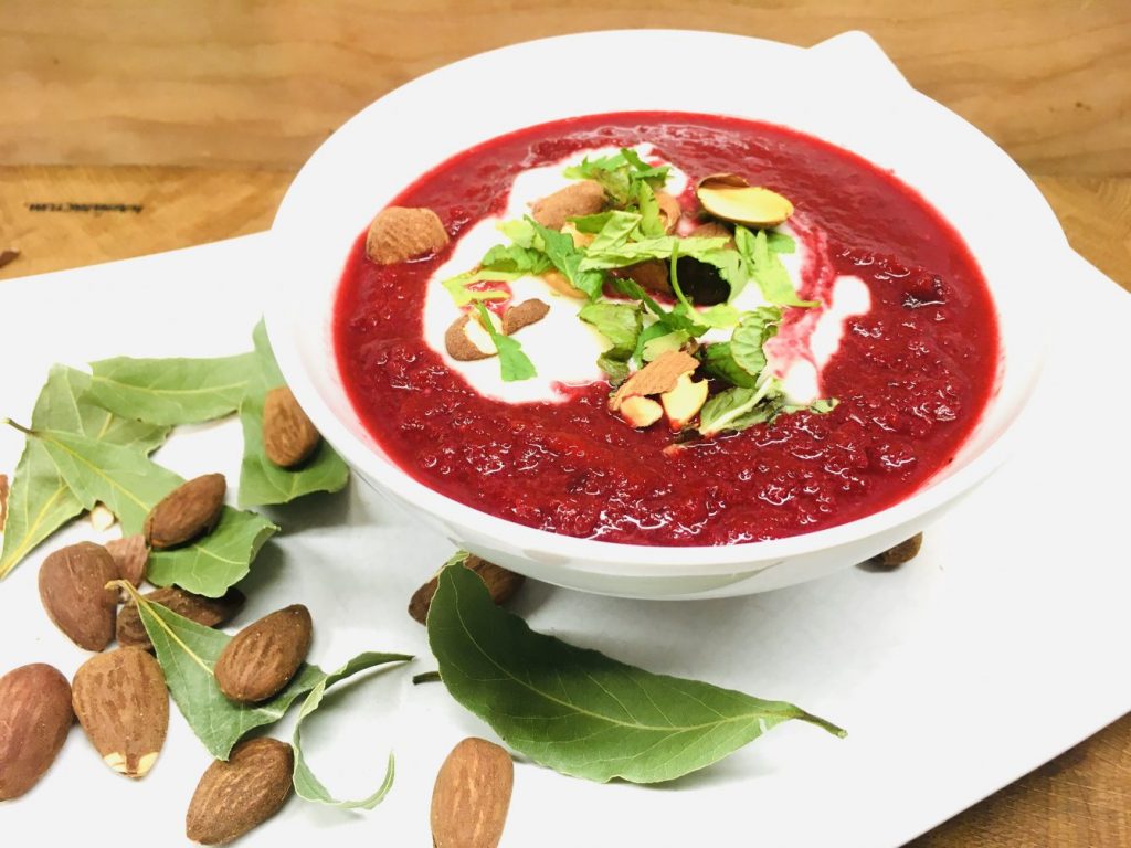 Rote Bete Lauch Suppe mit Apfel und Mandel Miso Creme