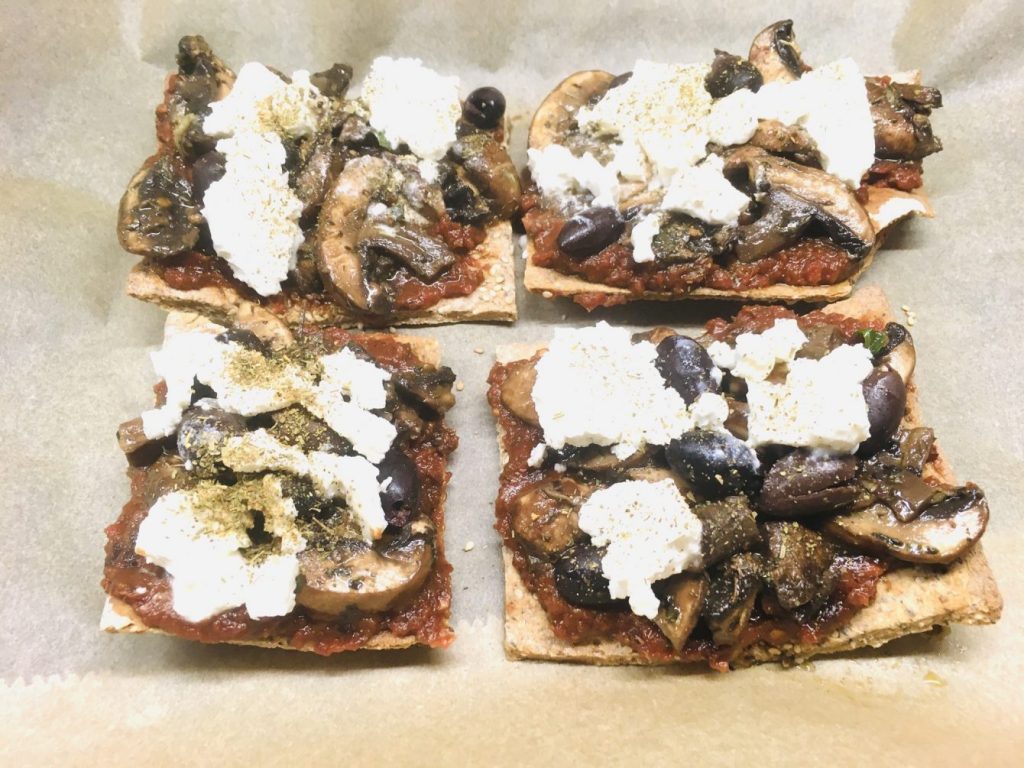 Buchweizen Pizza mit Tomaten Dattel Sauce und marinierten Champignons