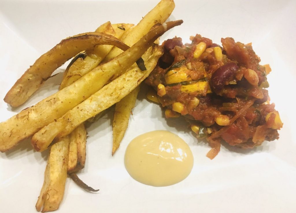 Chili con Kürbis mit Pastinaken und Süßkartoffel Pommes mit Mandel Trüffel Mayonnaise