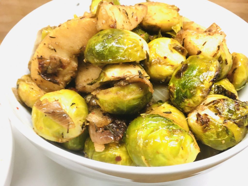 Gerösteter Rosenkohl mit Birnen und Tahini Sauce