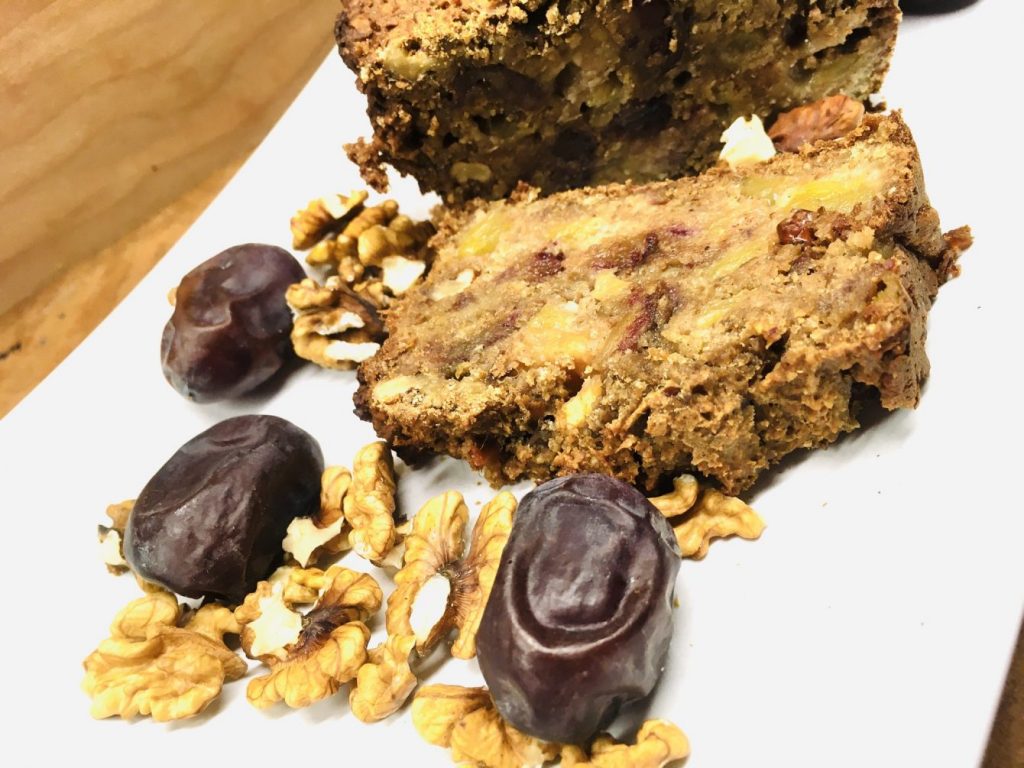 Porridge Brot mit Äpfeln, Datteln und Walnüssen