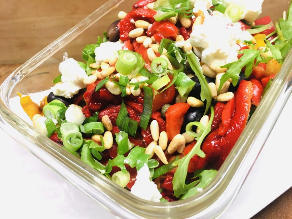 Paprika Salat mit gerösteten Paprika, Pinienkernen, Oliven und Feta