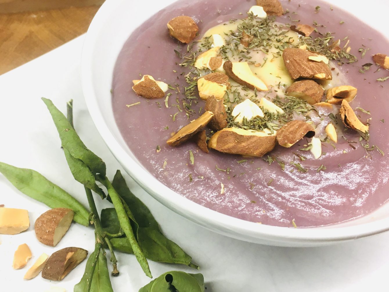 Purple Pastinaken Birnen Suppe mit Lila Kartoffeln