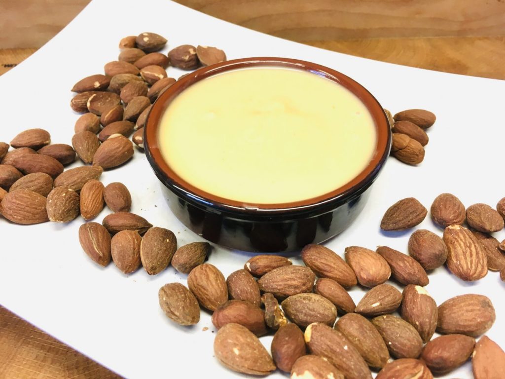 Weißes Mandelmus aus blanchierten Mandeln