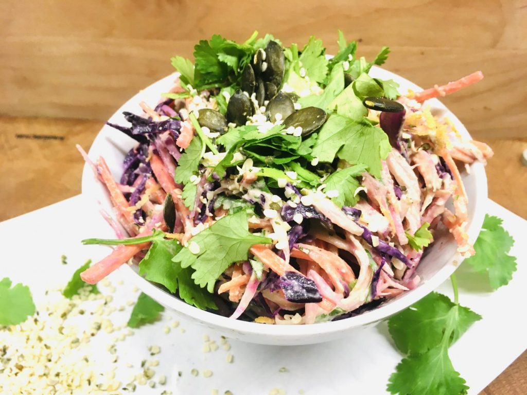 Krautsalat aus Rotkohl und Ringel Bete mit Avocado Hanf Dressing