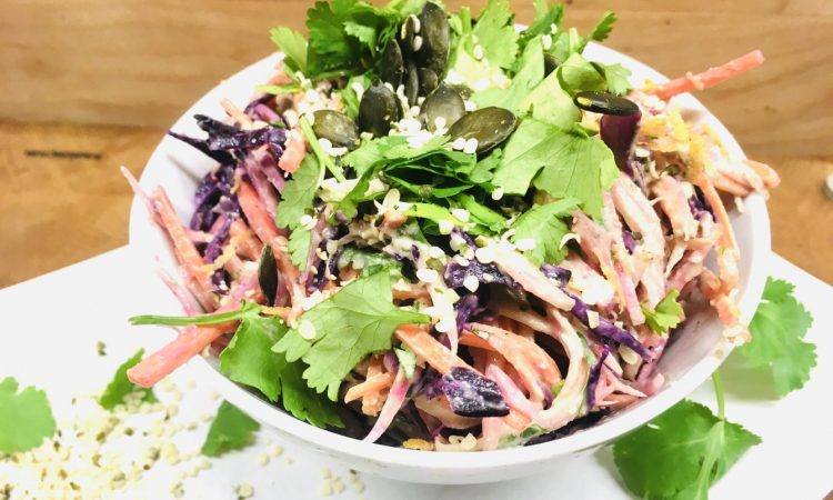 Krautsalat aus Rotkohl und Ringel Bete mit Avocado Hanf Dressing