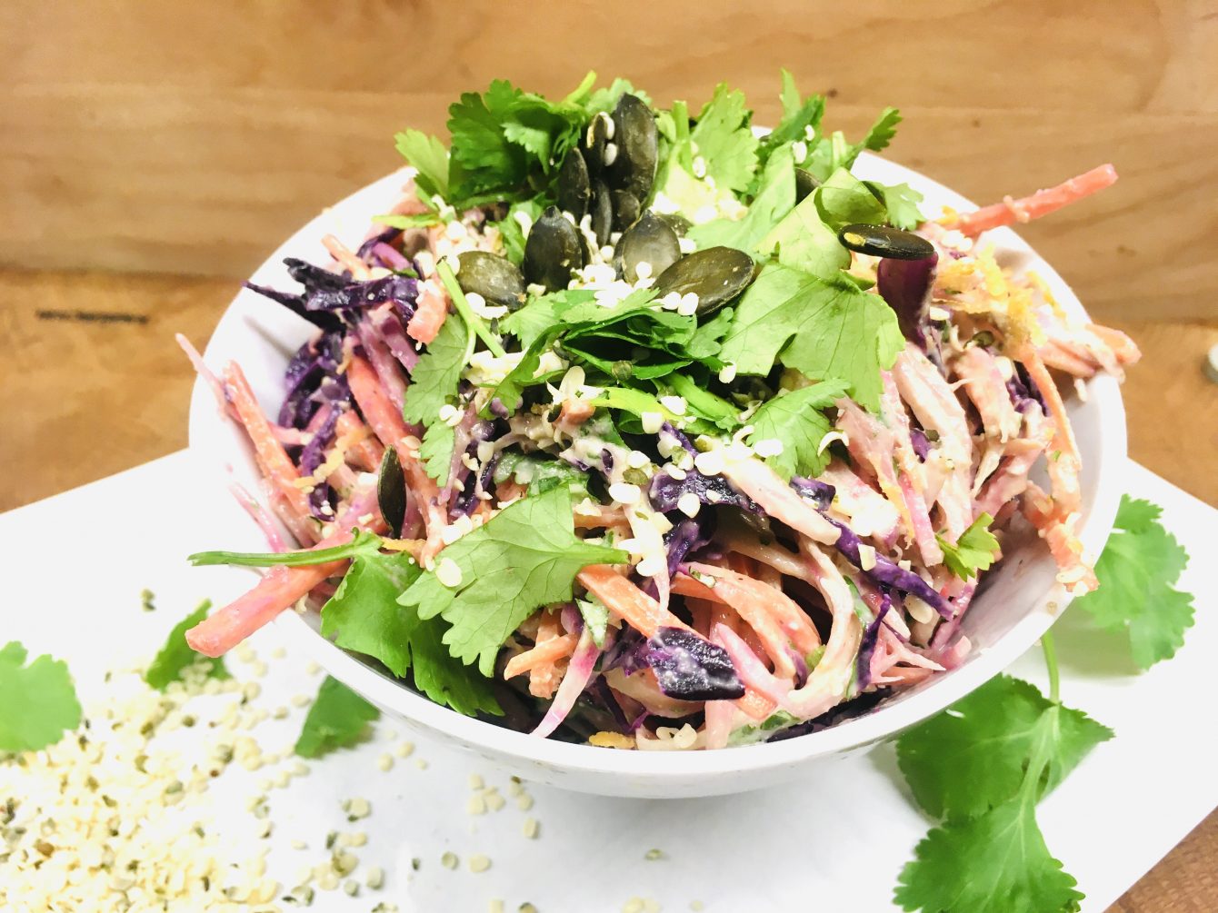 Krautsalat aus Rotkohl und Ringel Bete mit Avocado Hanf Dressing