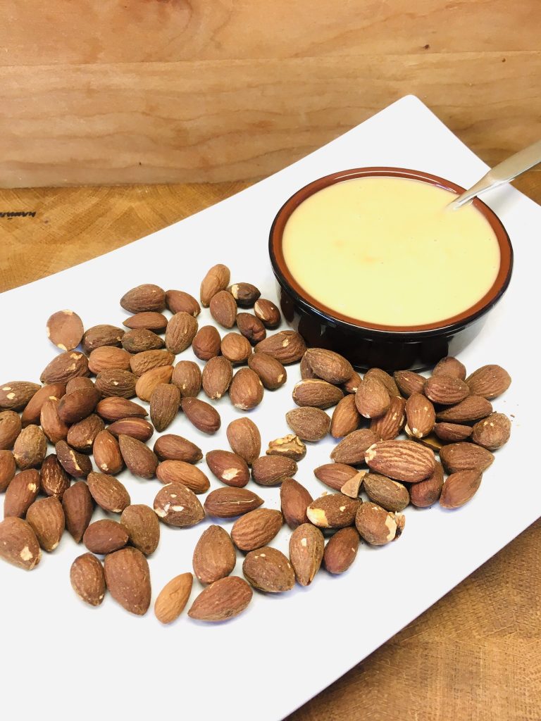 Weißes Mandelmus aus blanchierten Mandeln