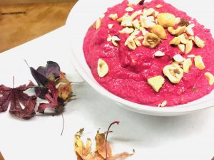 Pink Hummus: Rote Bete Hummus mit Haselnüssen