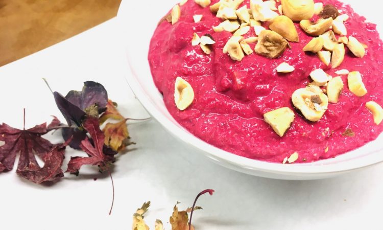 Pink Hummus: Rote Bete Hummus mit Haselnüssen