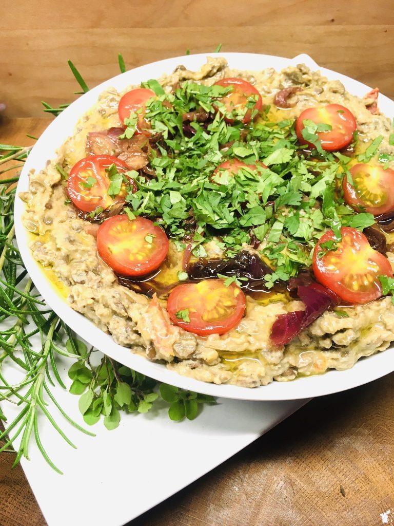 Gecrashte Linsen mit karamellisierten Zwiebeln und Tahini