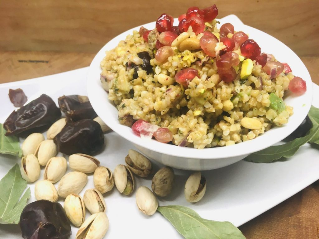 Bulgur Salat mit Avocado, Datteln und Pistazien