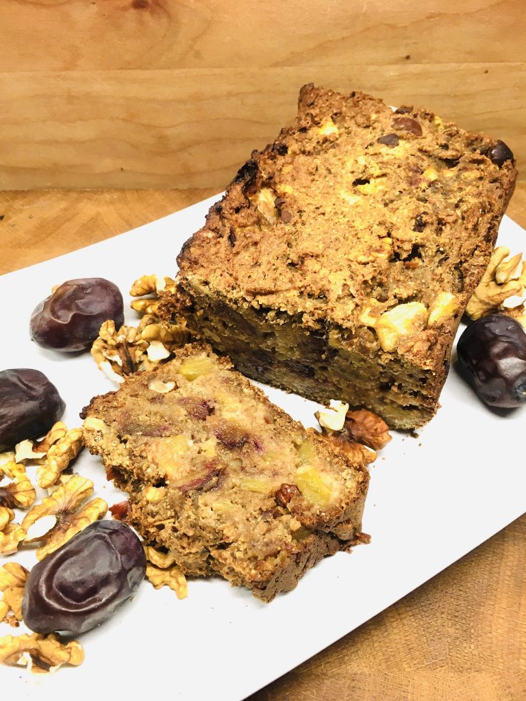 Porridge Brot mit Äpfeln, Datteln und Walnüssen