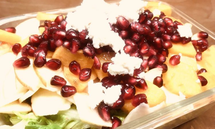 Römer Salat mit Kaki, Apfel, Walnüssen und Granatapfelkernen