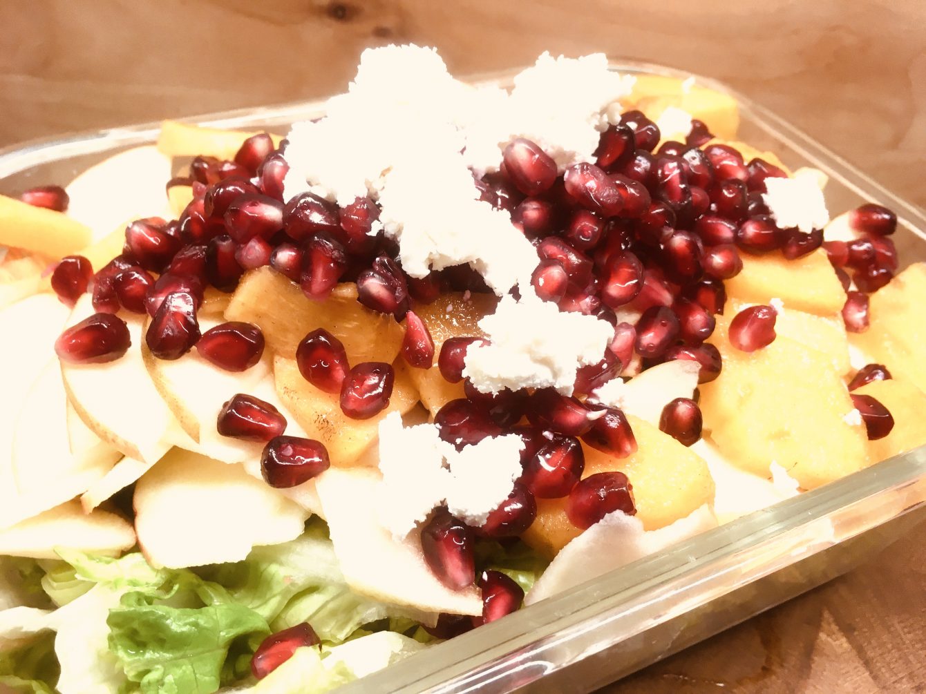 Römer Salat mit Kaki, Apfel, Walnüssen und Granatapfelkernen