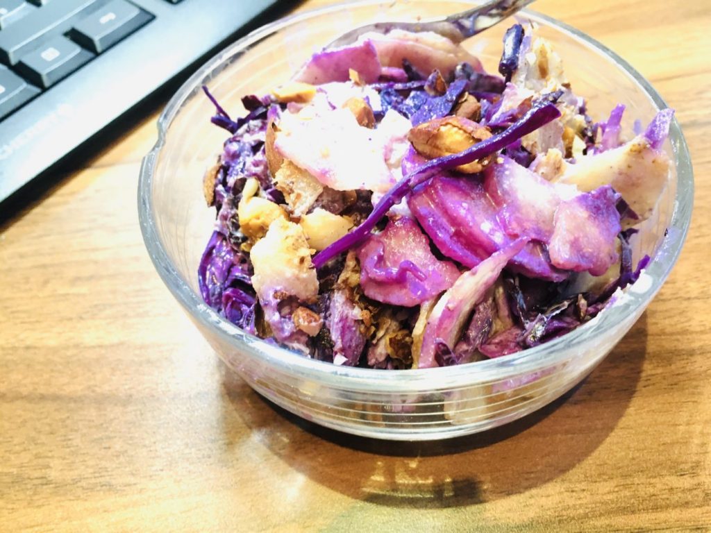 Rohkost Rotkohl Salat mit Birne und Mandel Miso Dressing