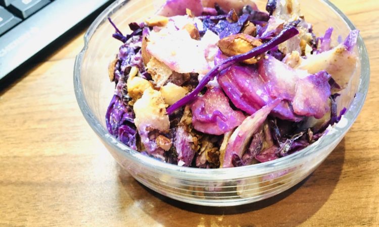 Rohkost Rotkohl Salat mit Birne und Mandel Miso Dressing