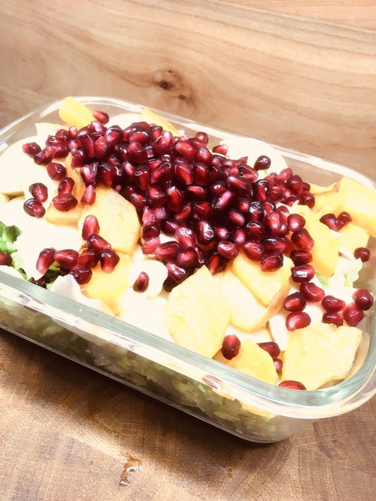 Römer Salat mit Kaki, Apfel, Walnüssen und Granatapfelkernen