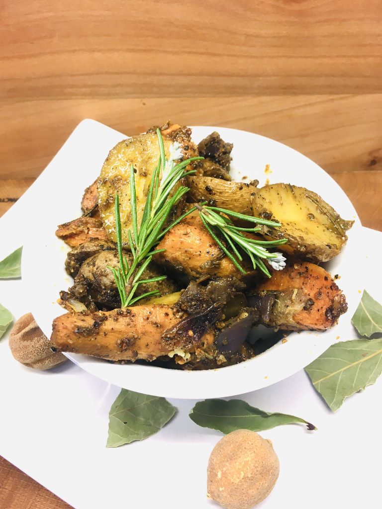 Geröstete Kartoffeln und Süßkartoffeln mit Honig und Rosmarin und der ägyptischen Gewürzmischung Dukkah