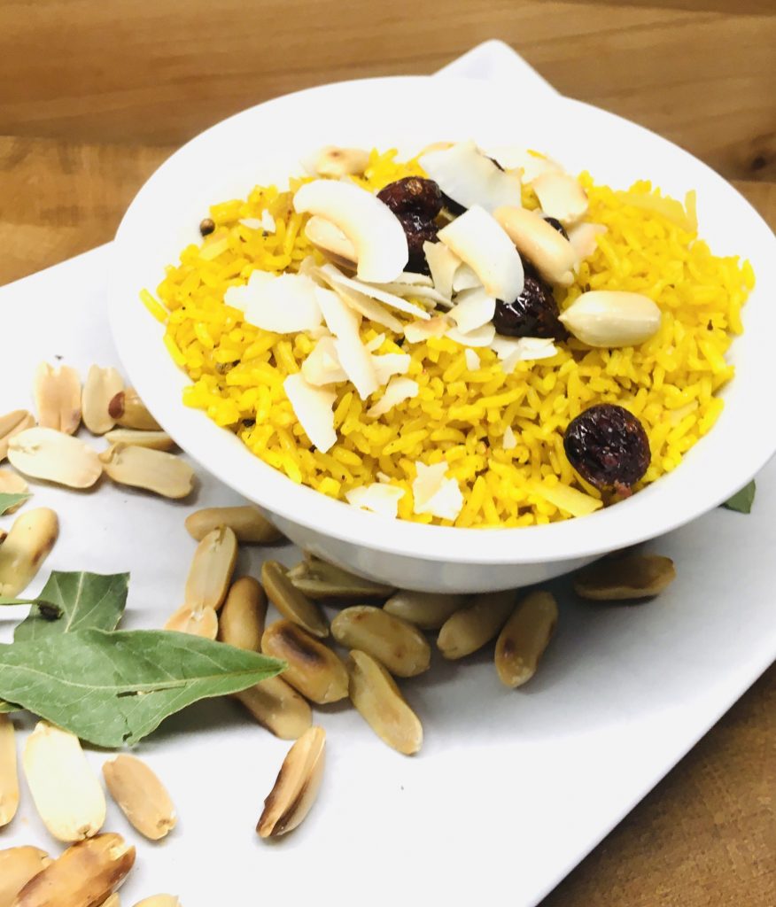 Ayurvedischer Gewürzreis mit Erdnüssen, Cranberries und Kokosnussraspeln