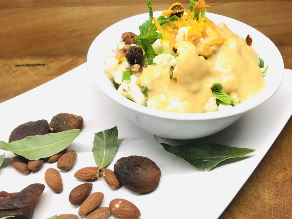 Blumenkohl Salat mit Aprikosen Mandel Dressing