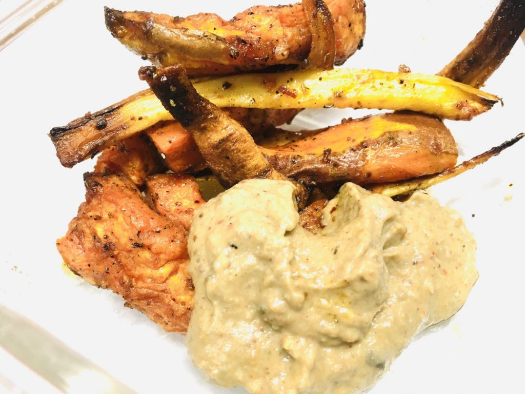 Gebackene Süßkartoffeln mit Auberginen-Erdnuss-Dip