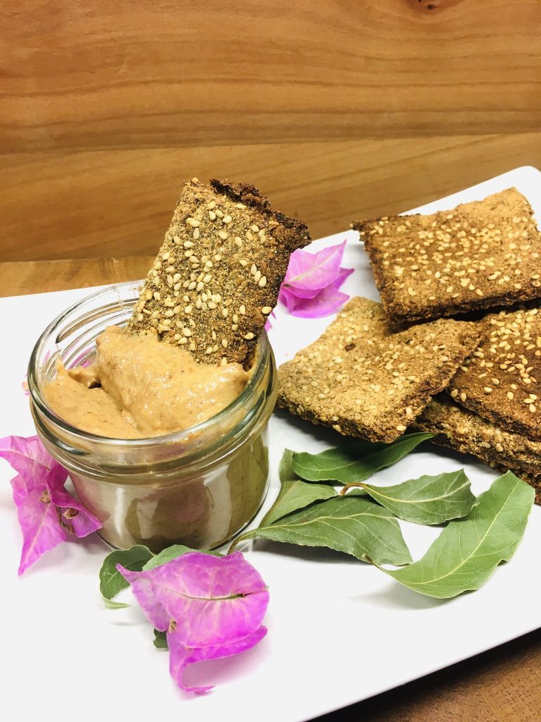 Brokkoli Cracker mit Bananen Erdnuss Miso Butter