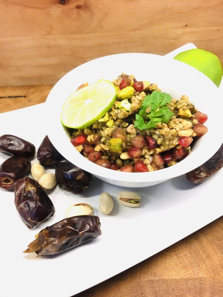 Bulgur Salat mit Avocado, Datteln und Pistazien