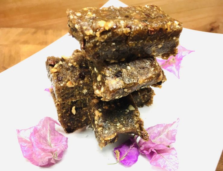 Gesunde Erdnuss Karamell Power Bars mit Dattel und Kakaonibs