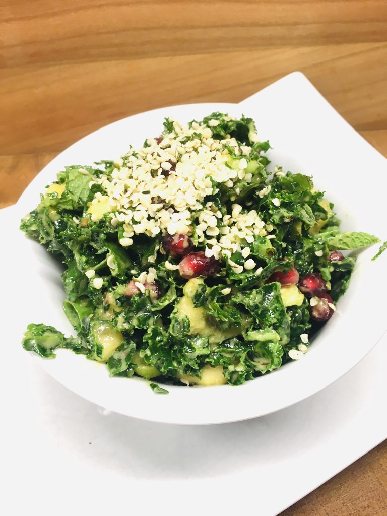 Grünkohl Salat mit Banane, Avocado und Hanf