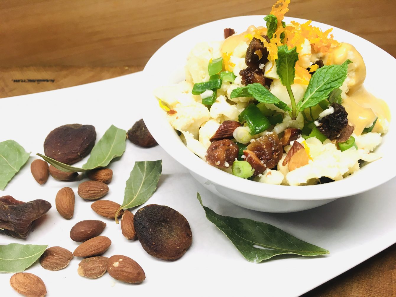 Blumenkohl Salat mit Aprikosen Mandel Dressing
