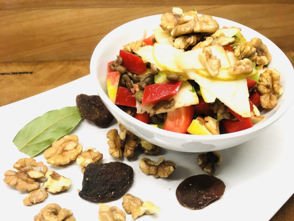 Paprika Linsen Salat mit Apfel, Aprikosen und Walnüssen