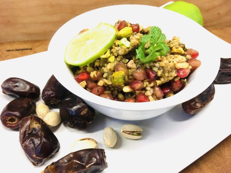Bulgur Salat mit Avocado, Datteln und Pistazien