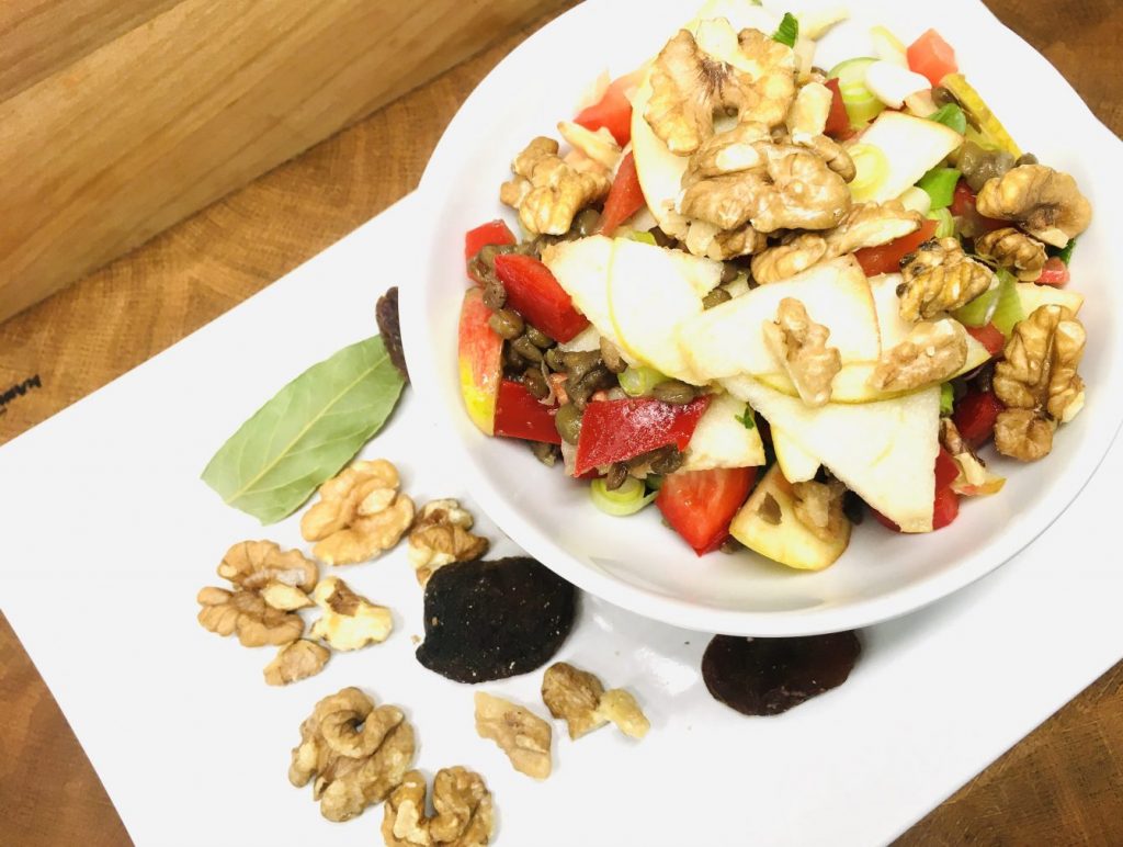 Paprika Linsen Salat mit Apfel, Aprikosen und Walnüssen