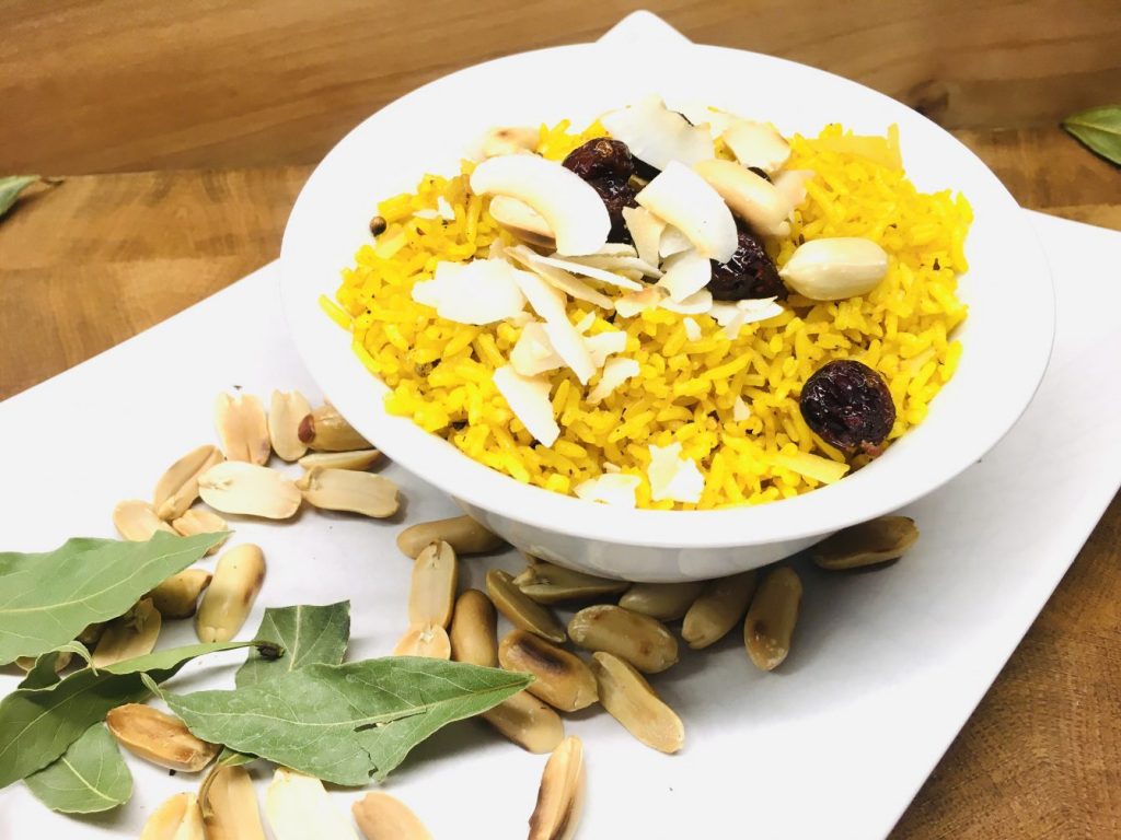 Gewürzreis mit Erdnüssen, Cranberries und Kokosnussraspeln